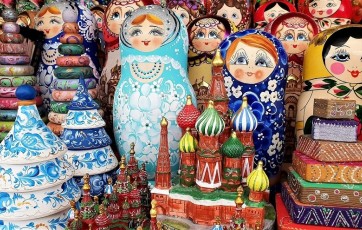 Ruske babuške matrjoške na božičnem sejmu v Moskvi. Rdeči trg, Moskva.