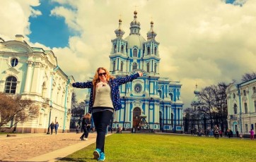 Naša vodnica Kristina v Sankt Peterburgu pred Smolni samostan. Potujemo z Ruskim ekspresom!