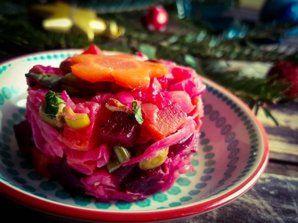 Pripravljati to rusko solato je eno samo zadovoljstvo - skuhaš zelenjavo, jo narežeš, zmešaš in že imate okusno in zdravo jed.